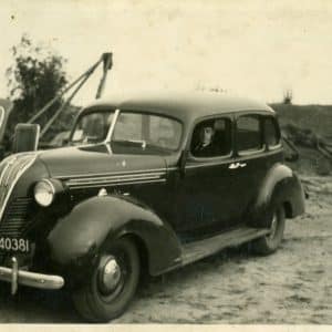 Een van de taxiwagens van de ATAM met chauffeur.