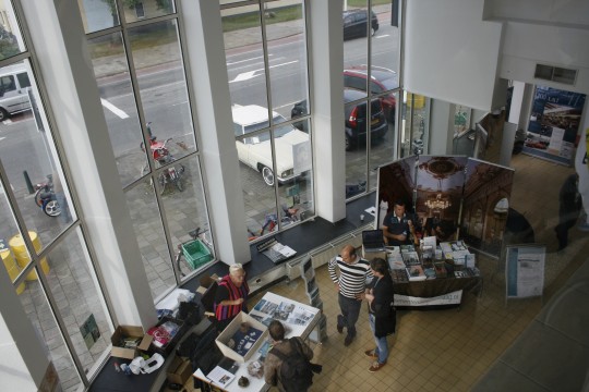 De open dag tijdens de manifestatie de ‘Binckhorst in vervoering’ in de showroom van de voormalige autohandel Auto Palace. Auto Palace, Binckhorstlaan, 2013