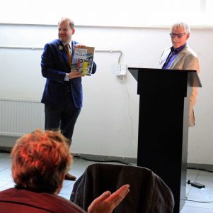 Nieuw in Oud, boekoverhandiging aan Gert-Joost Peek