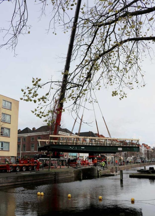 Zwevend boven het water van de gracht richting de trailer op de Veenkade, april 2022. Enthovenbrug, Noordwal - Veenkade, 2022