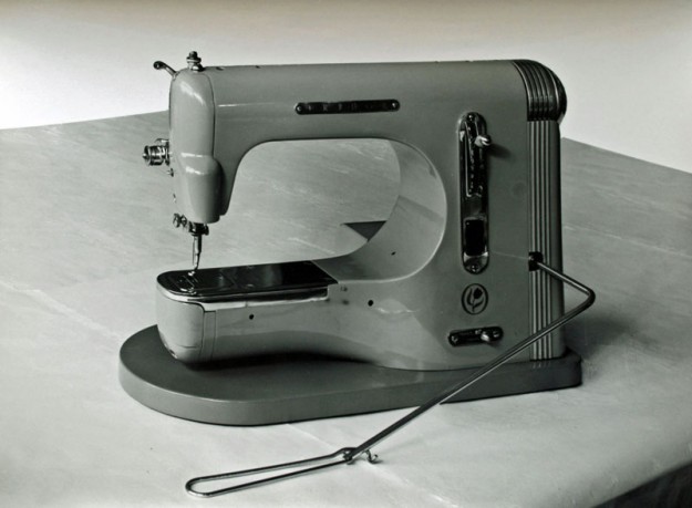 De Fridor naaimachine met een zogenaamde ‘vrije arm’ waardoor het mogelijk was te borduren en machinaal kousen en sokken te stoppen. De machine had een zachtgroene kleur en was portable in bijgeleverde koffer (11 kg !). Fridor, naaimachinefabriek, Leeghwaterplein 27, 1950
