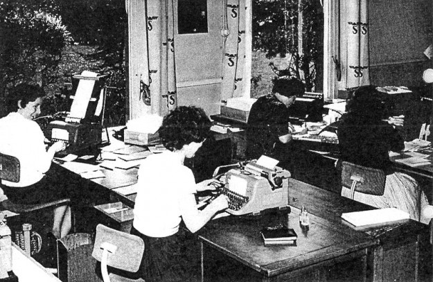 Mevrouw Danckaerts met vriendin op kantoor. Succes, Prinsevinkenpark 5, jaren 60