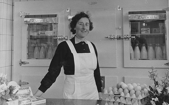 De Sierkan, melkinrichting, winkel, Van Deventerstraat, ca. 1956