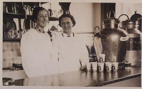 De Sierkan, melkinrichting, winkel, Conradkade, ca. 1940