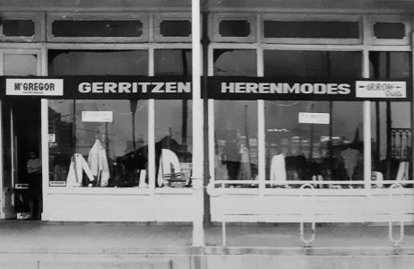 De etalage van de winkel in de galerij bij het Kurhaus.