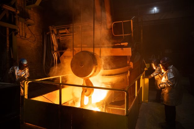 Het vloeibare staal wordt in de gietpan gegoten, die vervolgens boven de gietvorm wordt gebracht. L.I. Enthoven & Co, Hemsterhuisstraat, 2024