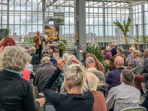 Introductie van de historische context van de Philipsfabriek door voorzitter SHIE, 2022. Philips Telecommunicatie, The New Farm, Televisiestraat 2, 2022