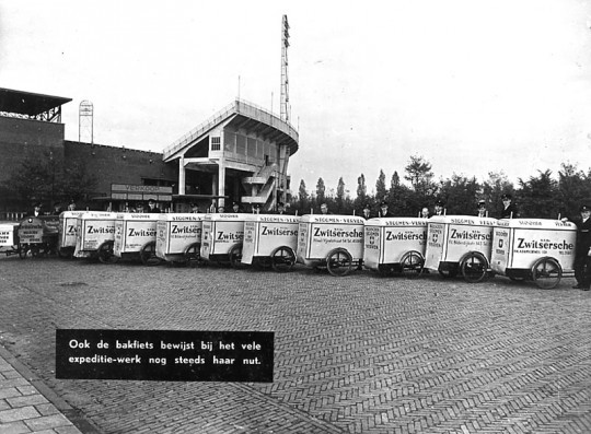 Een serie bakfietsen van De Zwitsersche. Zwitsersche Waschinrichting en ververij ‘Rijswijk’, Geestbrugkade 33-38, 1947