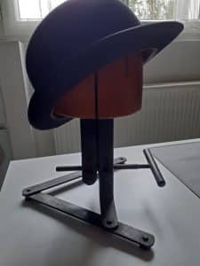 Een hoedvergroter, die gebruikt werd in de winkel.