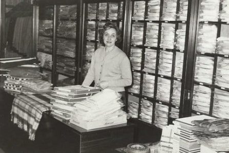 Het winkelinterieur met personeel in jaren 50.