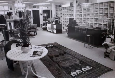 Het interieur van de nieuwe winkel in Voorburg, 1991.