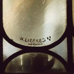 Liefkes, Meeuws, Glas-in-loodgedenkraam, 1950, signering