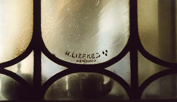 Liefkes, Meeuws, Glas-in-loodgedenkraam, 1950, signering