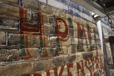 Tasmanstraat 147, muurreclames, 2012