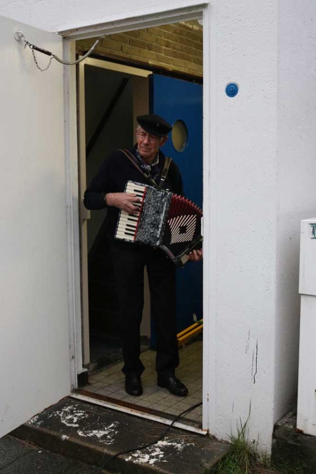 De genodigde werden onthaald op muziek vanuit het brugwachtershuisje. Leeghwaterbrughuisje, Leeghwaterplein, 2022