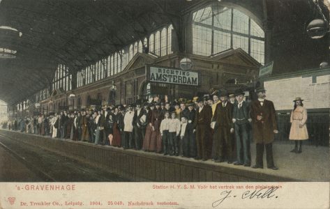 Een overvol perron op station HS, ca. 1903. (Verzameling HGA)