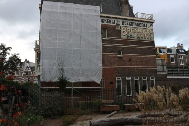De reclame van De Avondpost verdwenen achter de steiger, 2025. Avondpost, Tasmanstraat, 2025